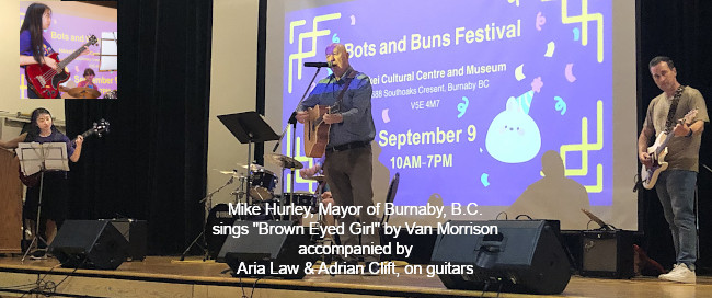 Mayor Hurley, sings Brown eyed girl, by Van Morrison, accompanied by Aria Law & Adrian Clift guitarists